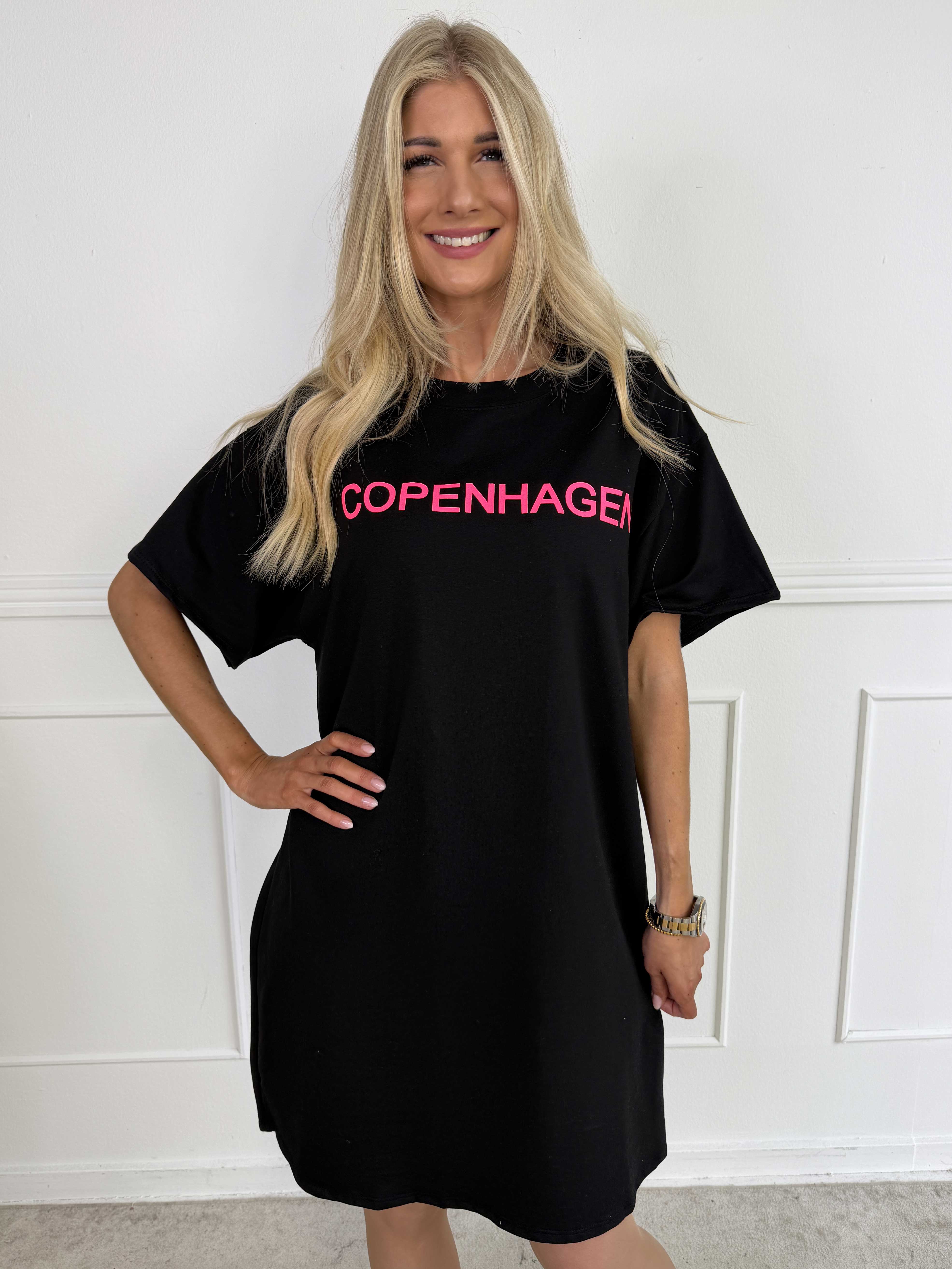 Malia - Bomulls-T-shirtklänning med COPENHAGEN-tryck